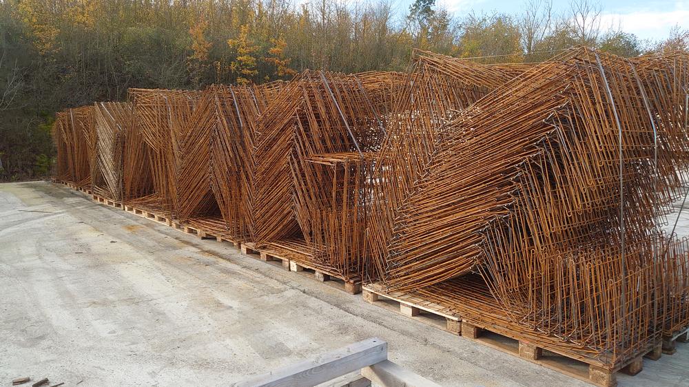 viele gestapelte Stahgitter