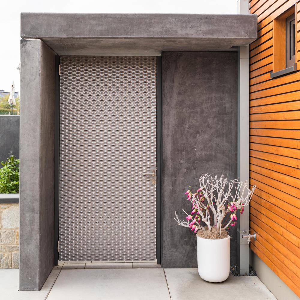 Eingangstür mit Betonvordach