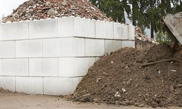 Narożnik wykonany z betonowych bloków z gruzem