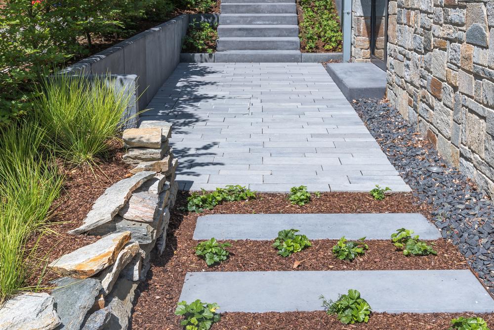 Betonplatten im Garten