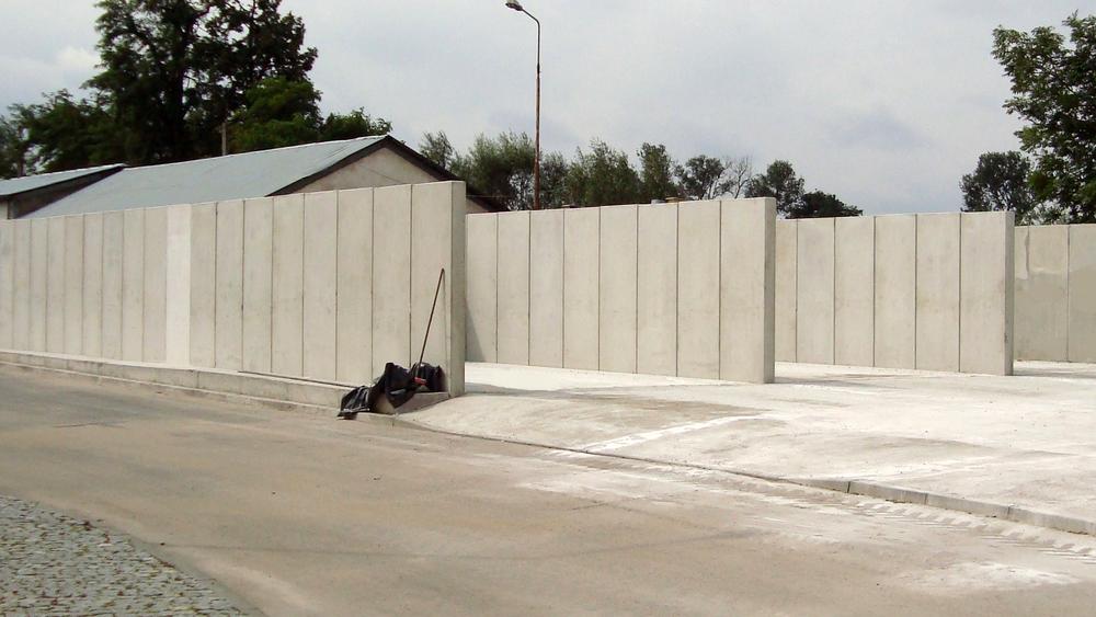 [Translate to Polski:] Leeren Fahrsilo mit mehreren Betonwänden