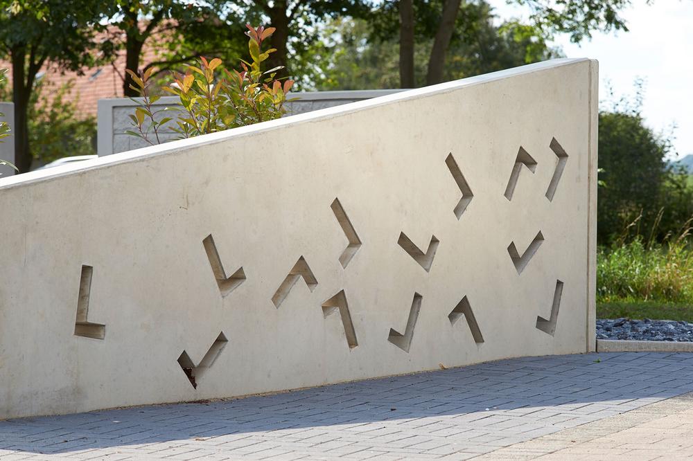 schräge Wand mit L-förmigen Löchern