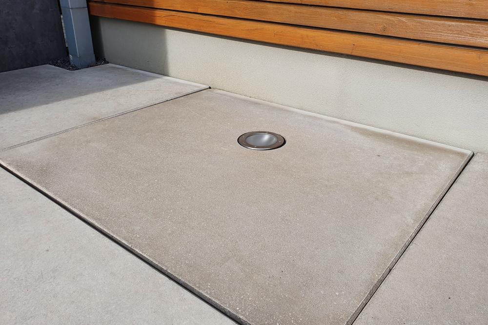 Beton-Bodenplatte mit eingelassener Beleuchtung