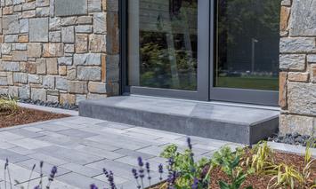 Betonstufe vor einer Eingangstür