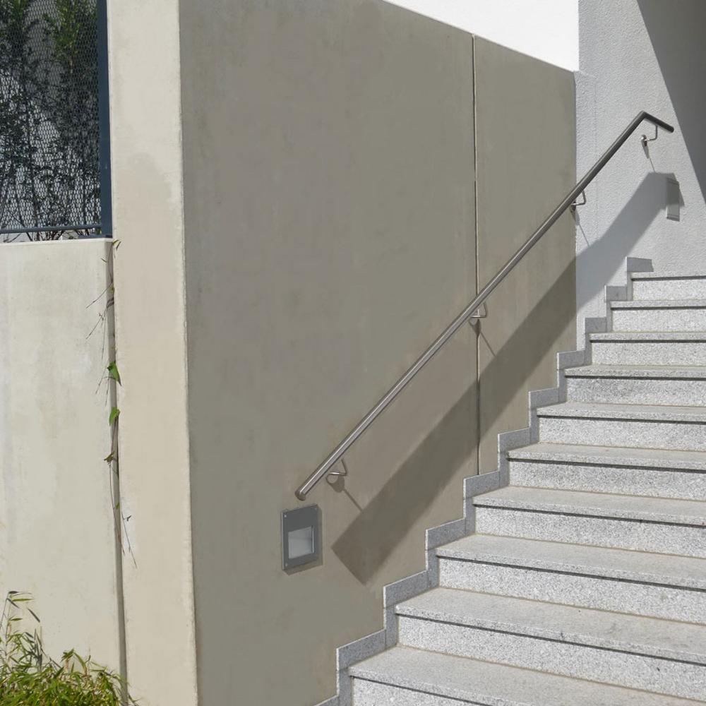 [Translate to Polski:] Winkelstütze neben einer Treppe