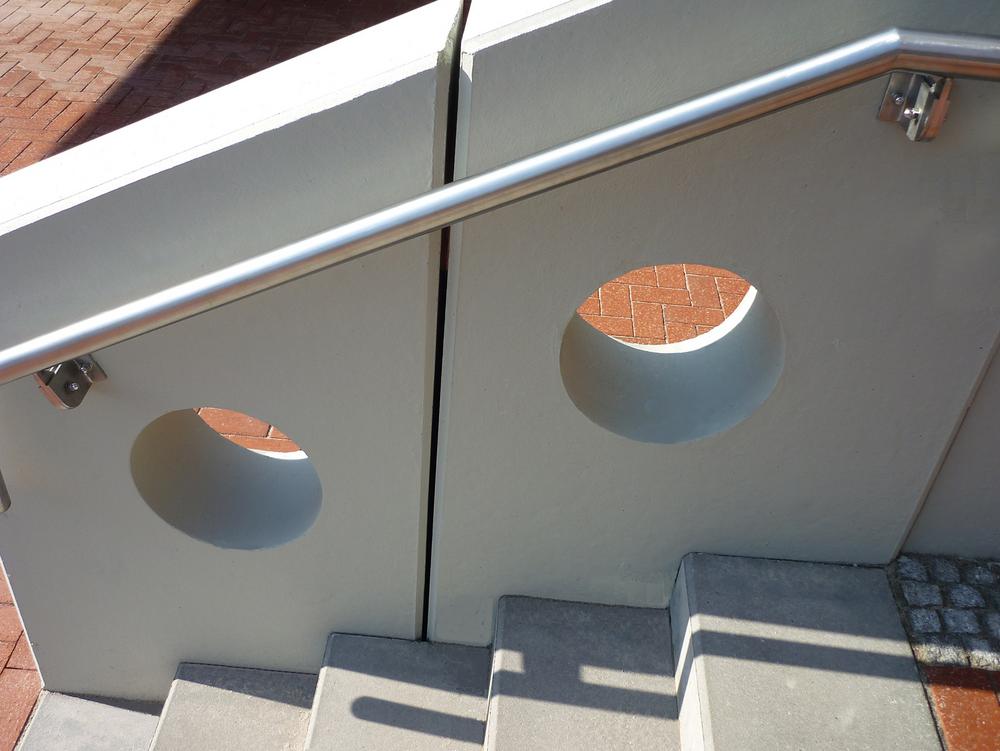 Treppengeländer mit kreisförmigen Aussparungen