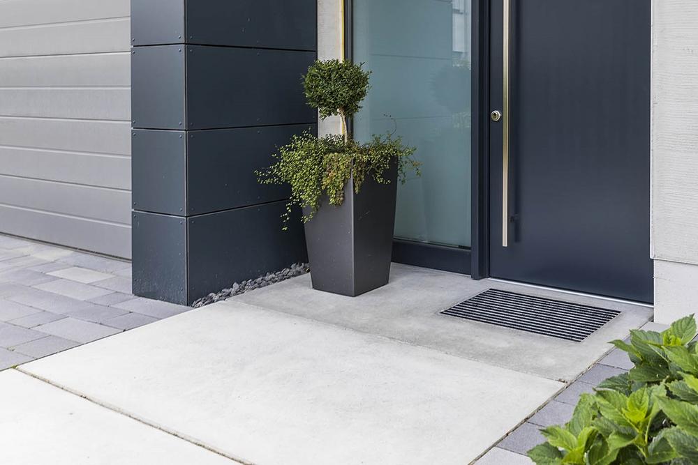 Hauseingang mit Betonboden