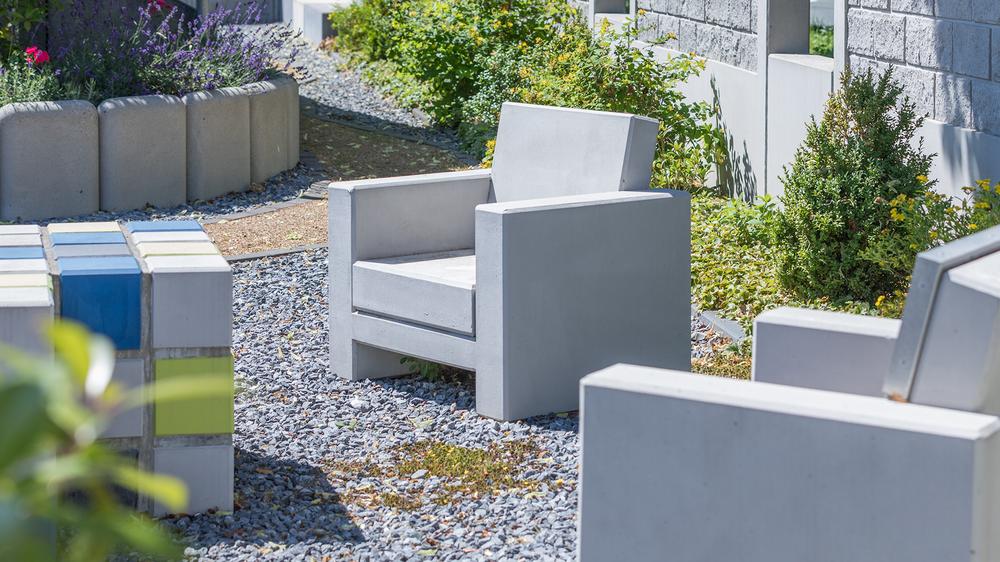 Gruppe von Betonsesseln auf Kies