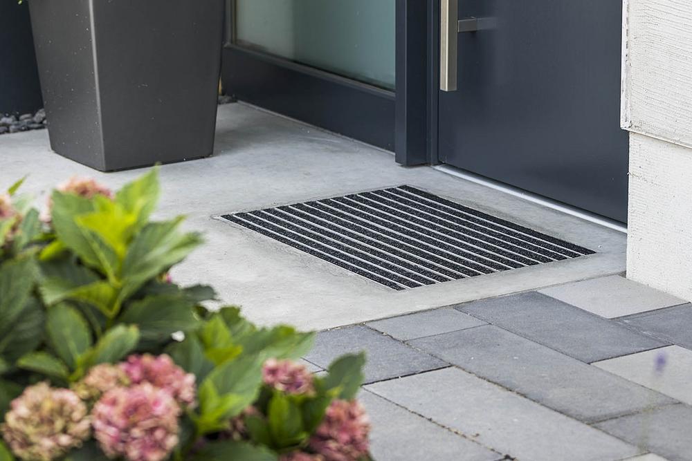 Beton am Eingang mit Fußmatte