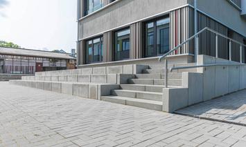 [Translate to Polski:] Betontreppe