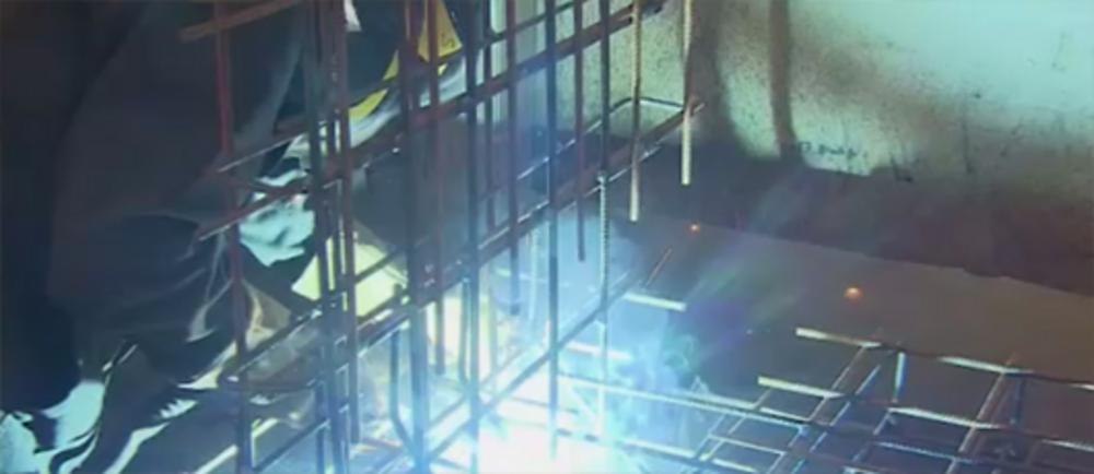 [Translate to Polski:] Stahgitter in blauem Licht