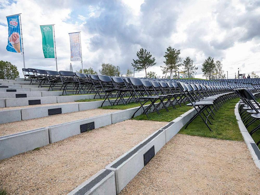 [Translate to Polski:] Winkestützen in einer Zuschauertribüne