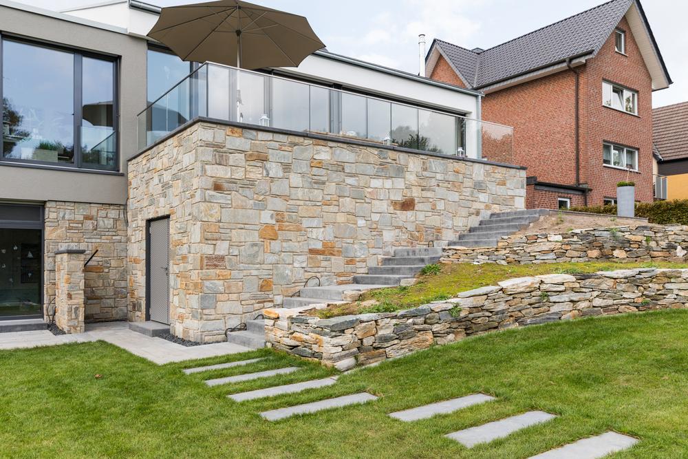 Płyty betonowe na trawniku