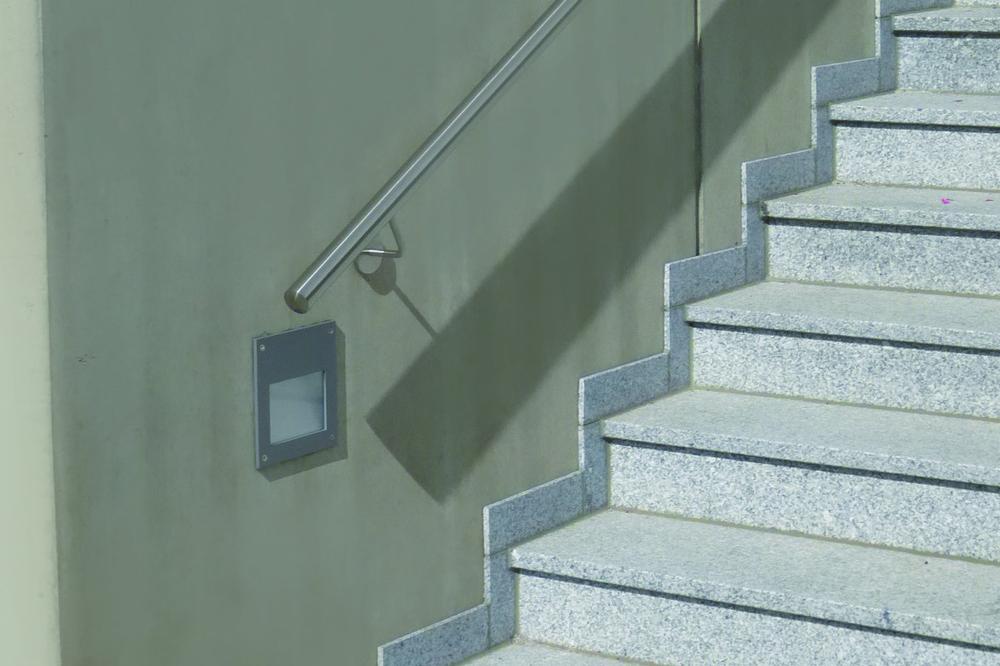 Betonwand mit eingelassener Leuchte