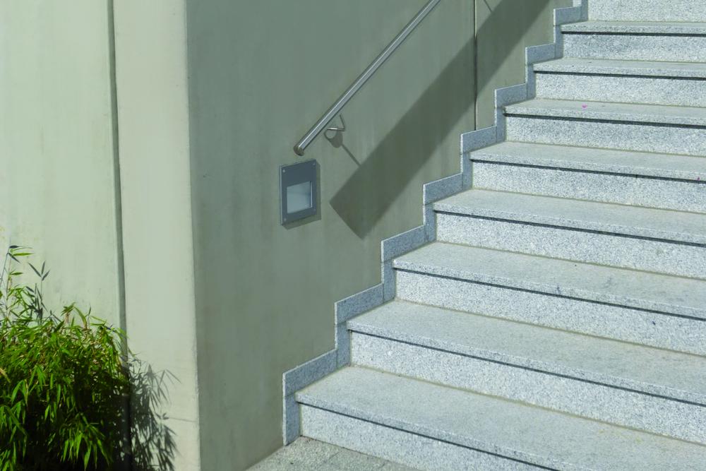 Schody z oświetleniem w betonowej ścianie