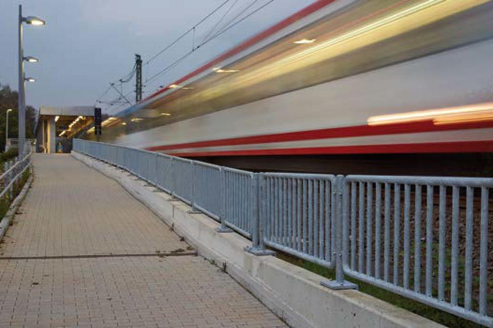 Metallzaun an Bahnstrecke