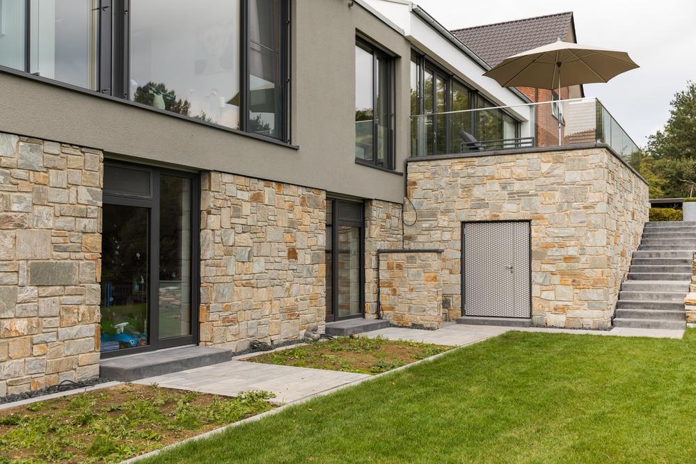 Gartenansicht mit Betontreppe