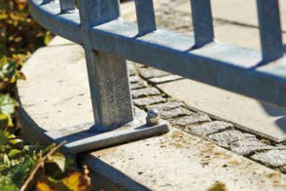 Metallzaun in Beton verankert