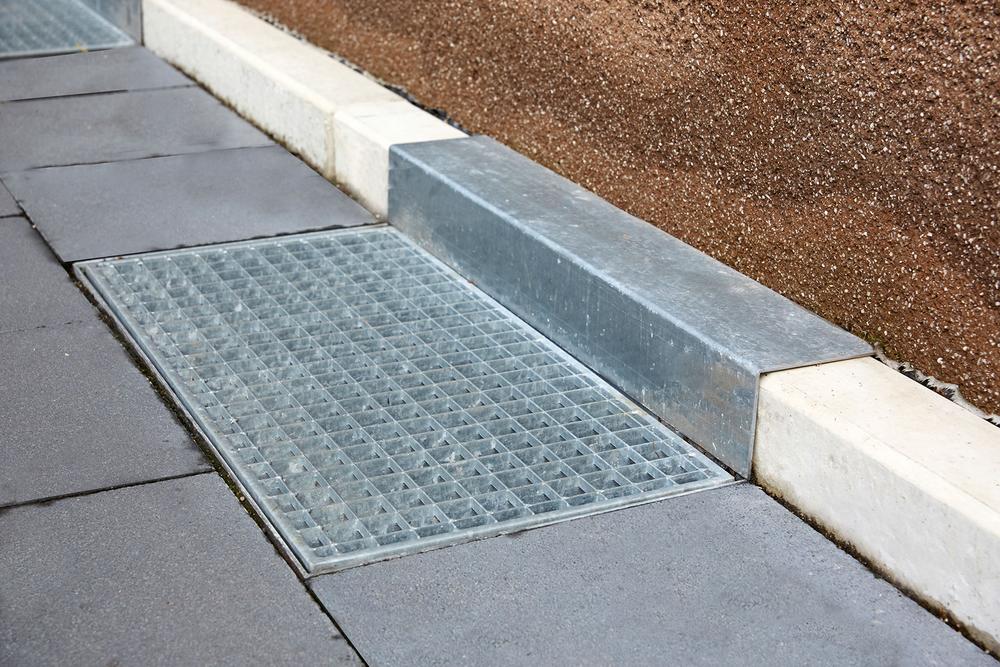 Metalowa siatka w nawierzchni betonowej