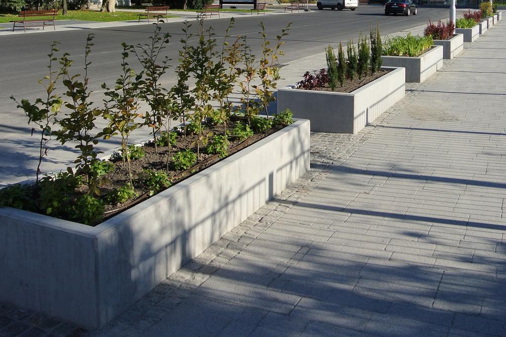 Blumenkübel am Straßenrand